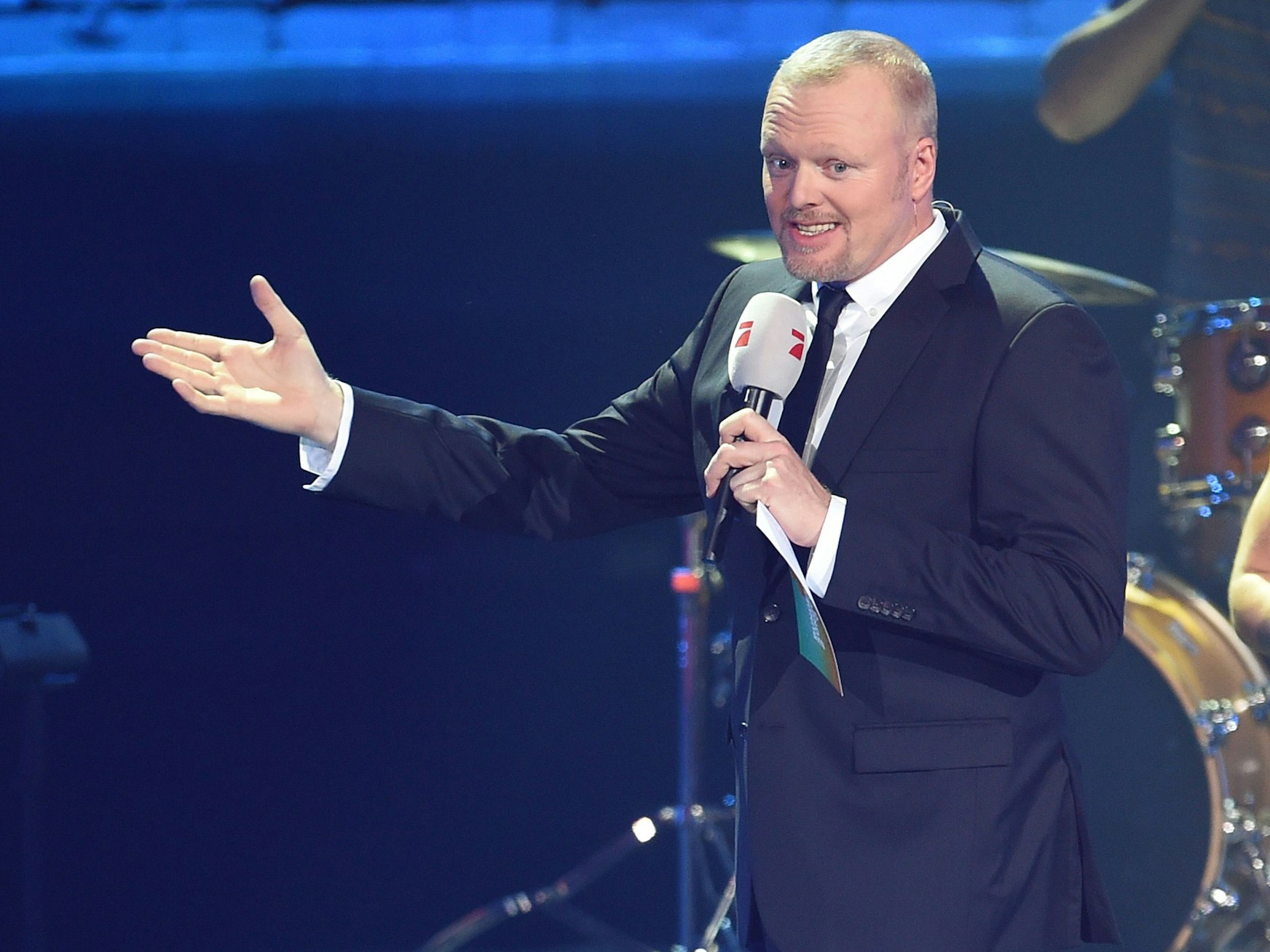 Moderator Stefan Raab steht am 29.08.2015 in Bremen beim Bundesvision Song Contest 2015 in der ÖVB-Arena auf der Bühne.