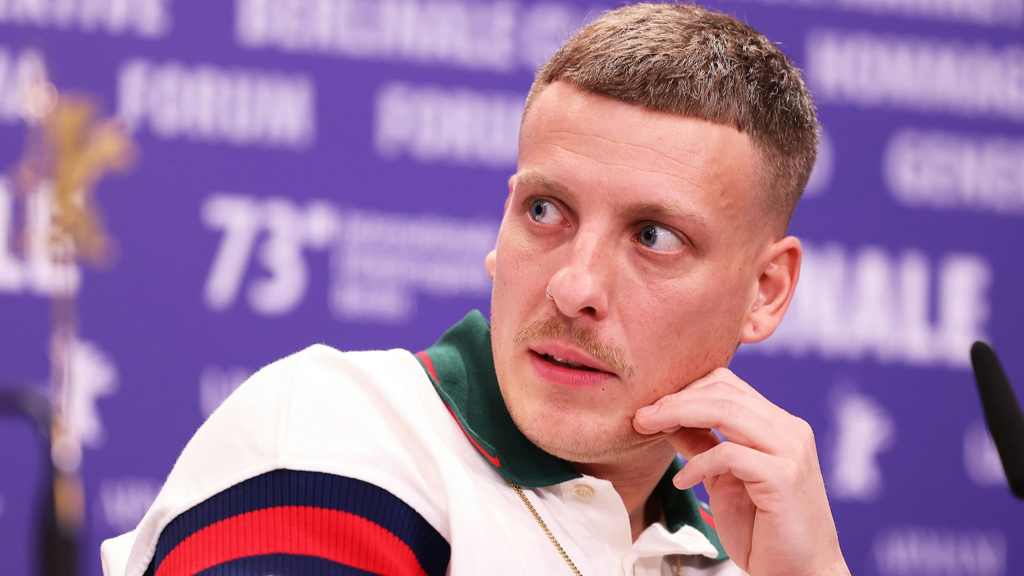 Felix Lobrecht, Drehbuchautor, nimmt an der Pressekonferenz zum Film ‚Sonne und Beton‘ im Rahmen der Berlinale teil.