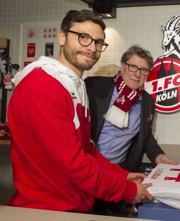 Ex-FC-Kapitän Jonas Hector (l.) gemeinsam mit Toni Schumacher bei einem Event im Fanshop am Kölner Hauptbahnhof am 5. Dezember 2017.