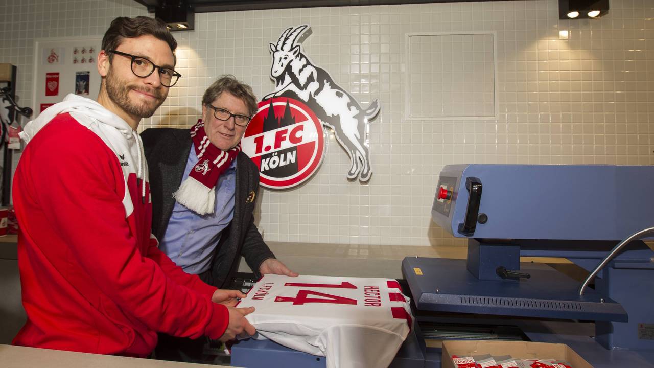 Ex-FC-Kapitän Jonas Hector (l.) gemeinsam mit Toni Schumacher bei einem Event im Fanshop am Kölner Hauptbahnhof am 5. Dezember 2017.