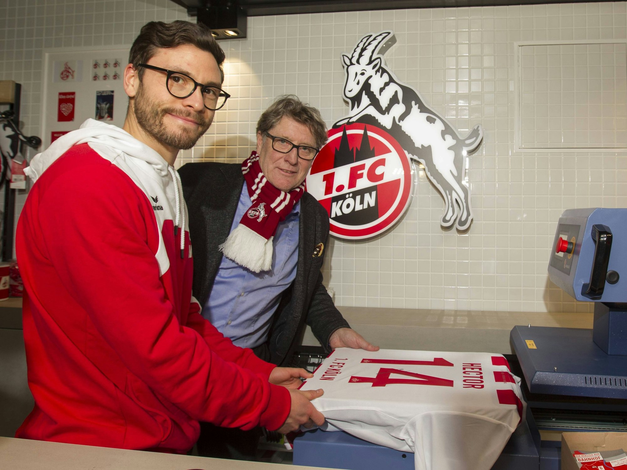 Ex-FC-Kapitän Jonas Hector (l.) gemeinsam mit Toni Schumacher bei einem Event im Fanshop am Kölner Hauptbahnhof am 5. Dezember 2017.