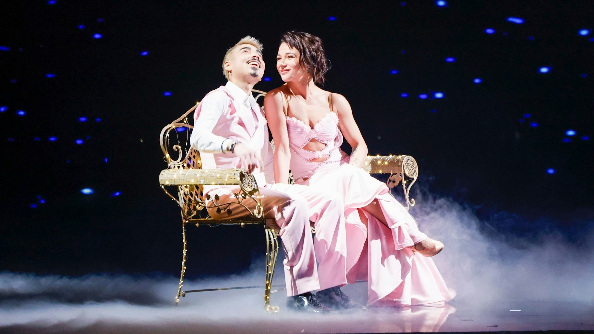 Tony Bauer zusammen mit Profitänzerin Anastasia Stan am 5. April in der Show von „Let's Dance“: Bauer muss aus gesundheitlichen Gründen aufhören, teilt RTL mit.