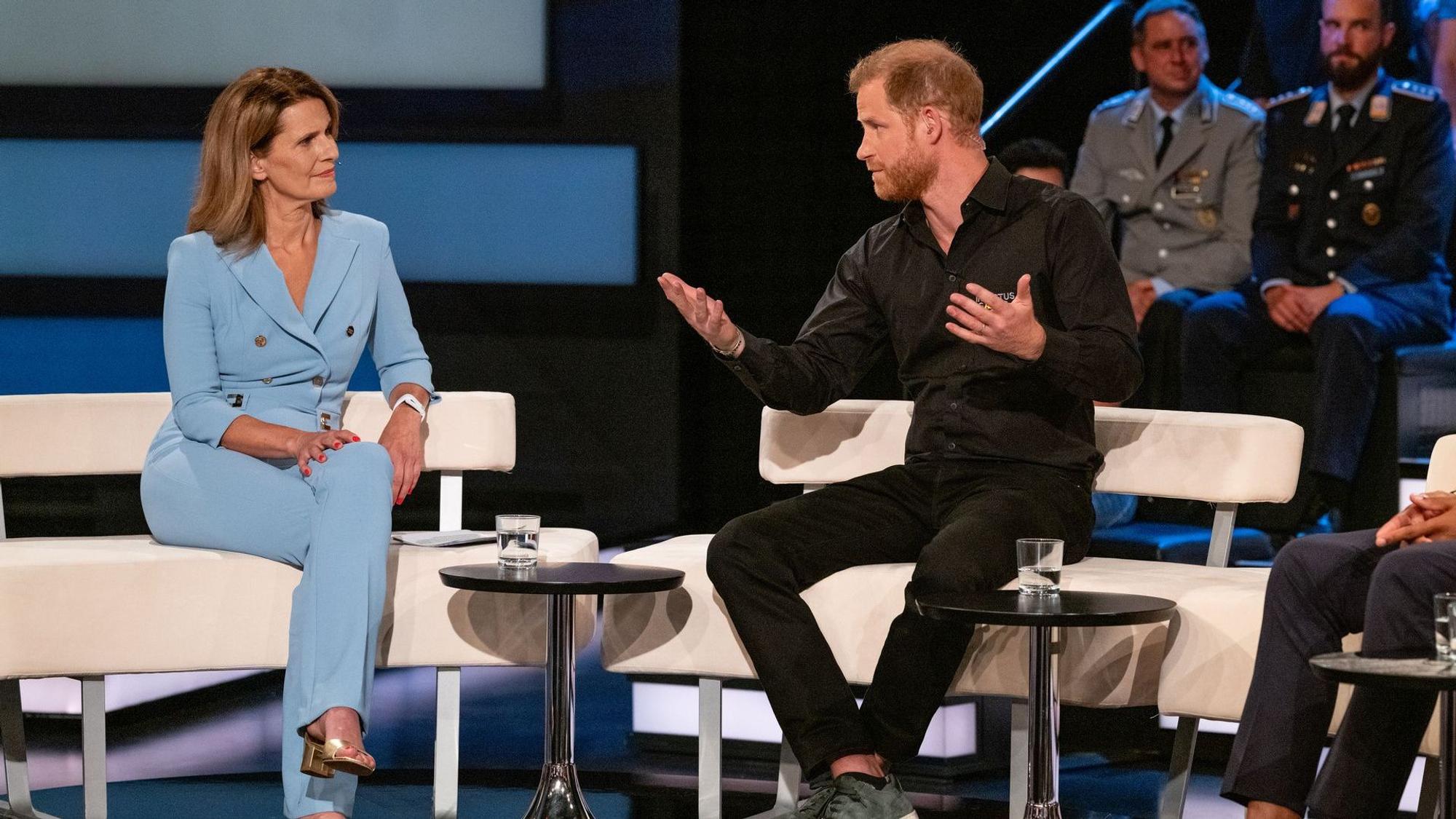 Die vom ZDF zur Verfügung gestellte Aufnahme zeigt Moderatorin Katrin Müller-Hohenstein und Prinz Harry.