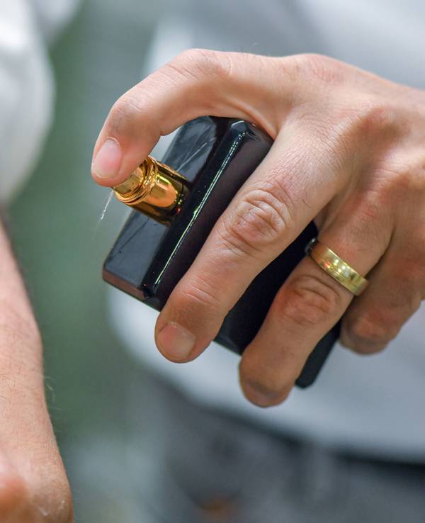 Ein Mann sprüht Parfum auf seinen Handrücken, hier im Juni 2019 in Frankfurt (Oder).