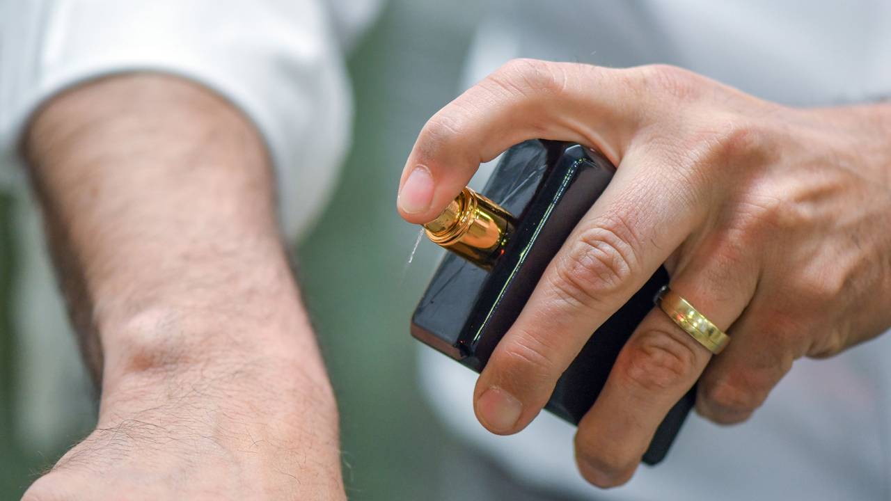 Ein Mann sprüht Parfum auf seinen Handrücken, hier im Juni 2019 in Frankfurt (Oder).