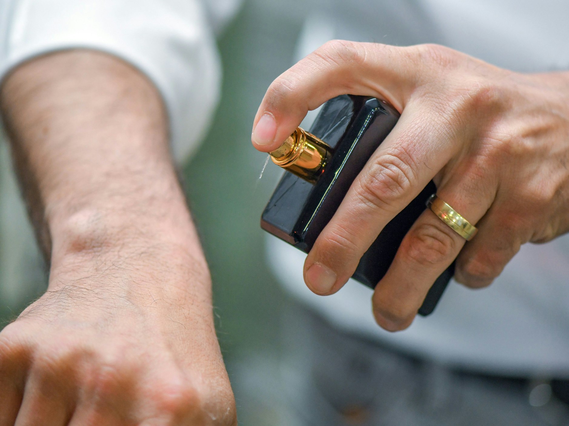 Ein Mann sprüht Parfum auf seinen Handrücken, hier im Juni 2019 in Frankfurt (Oder).
