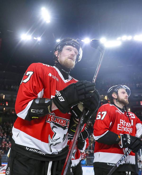Stanislav Dietz (l.) zusammen mit Brady Austin nach dem Pre-Playoff-Aus gegen den ERC Ingolstadt.