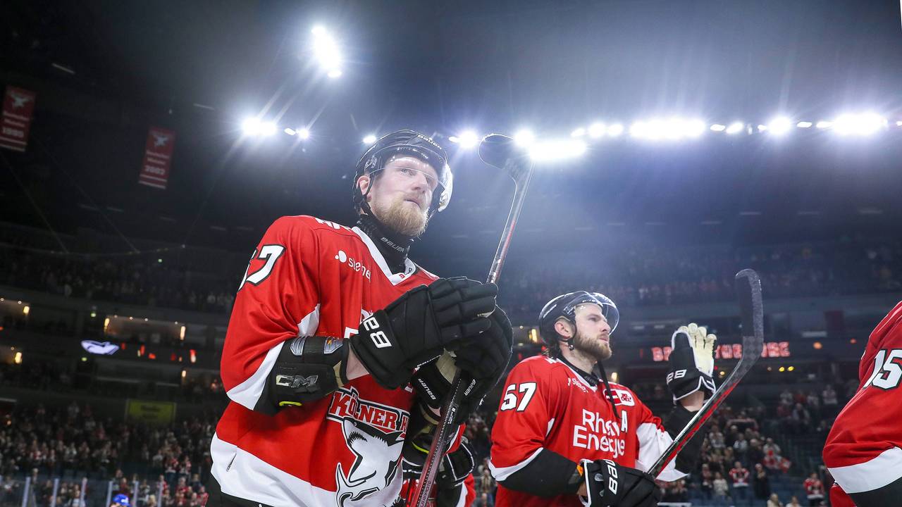 Stanislav Dietz (l.) zusammen mit Brady Austin nach dem Pre-Playoff-Aus gegen den ERC Ingolstadt.