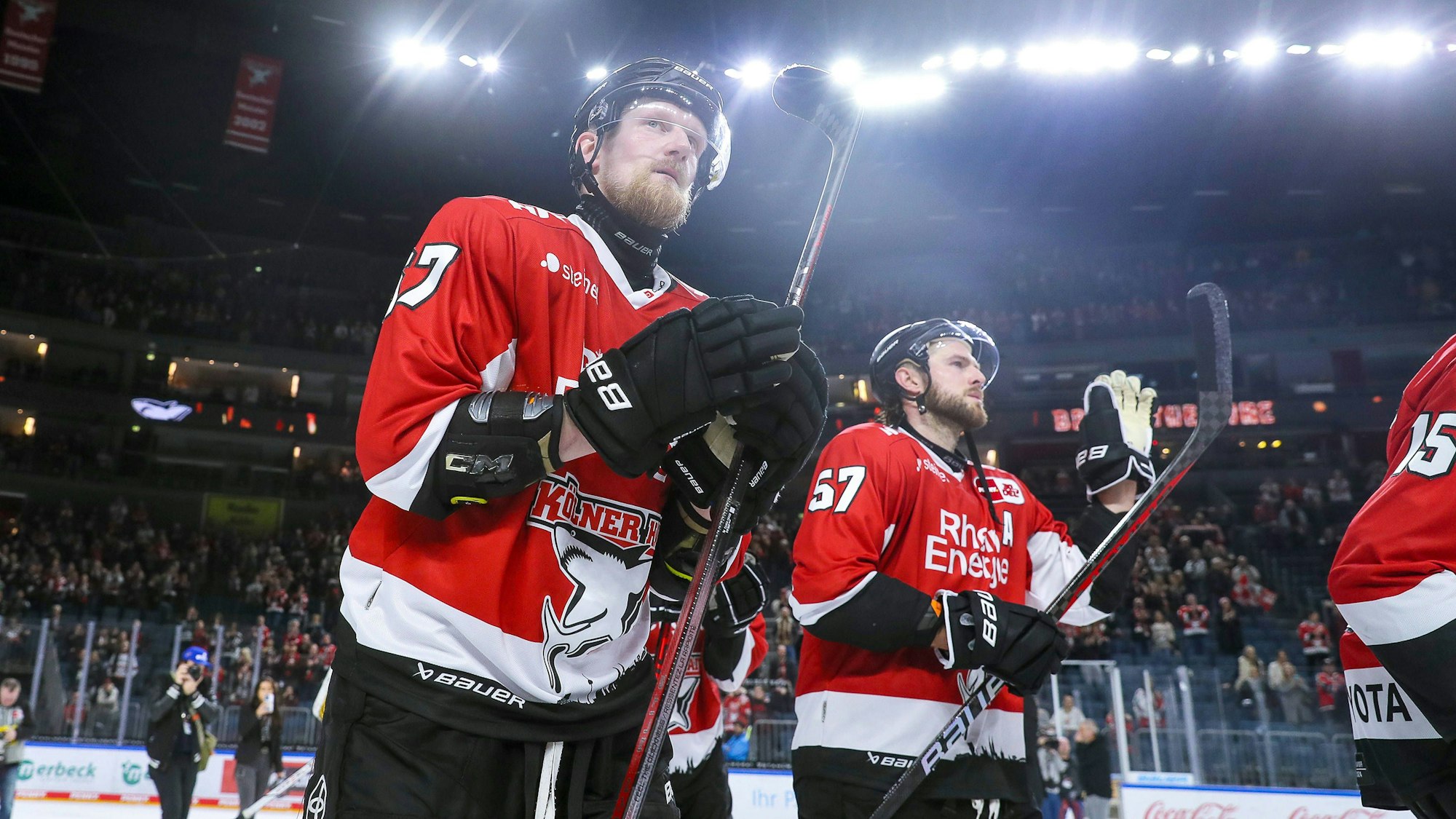 Stanislav Dietz (l.) zusammen mit Brady Austin nach dem Pre-Playoff-Aus gegen den ERC Ingolstadt.