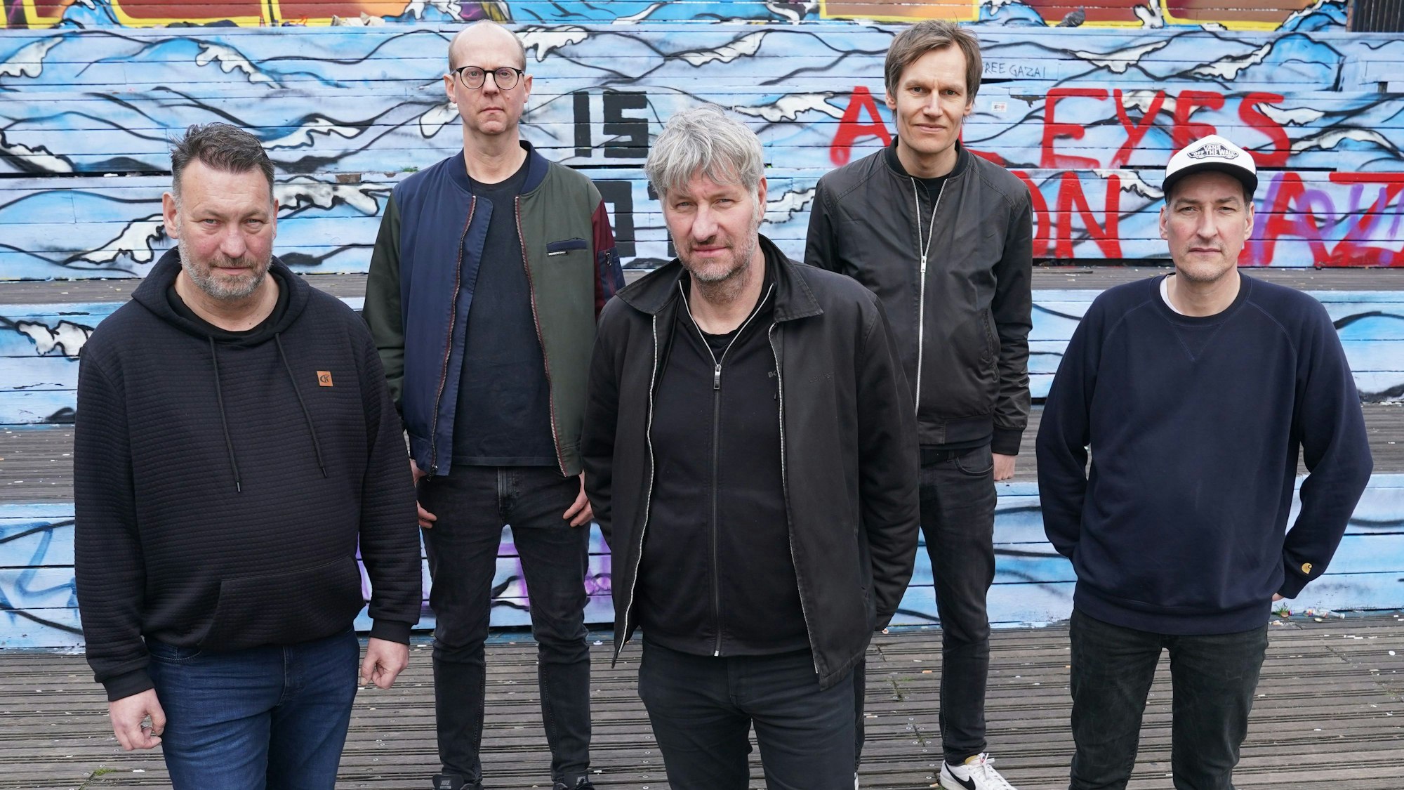 Die fünf Männer der Band Kettcar bei einem Fotoshooting.