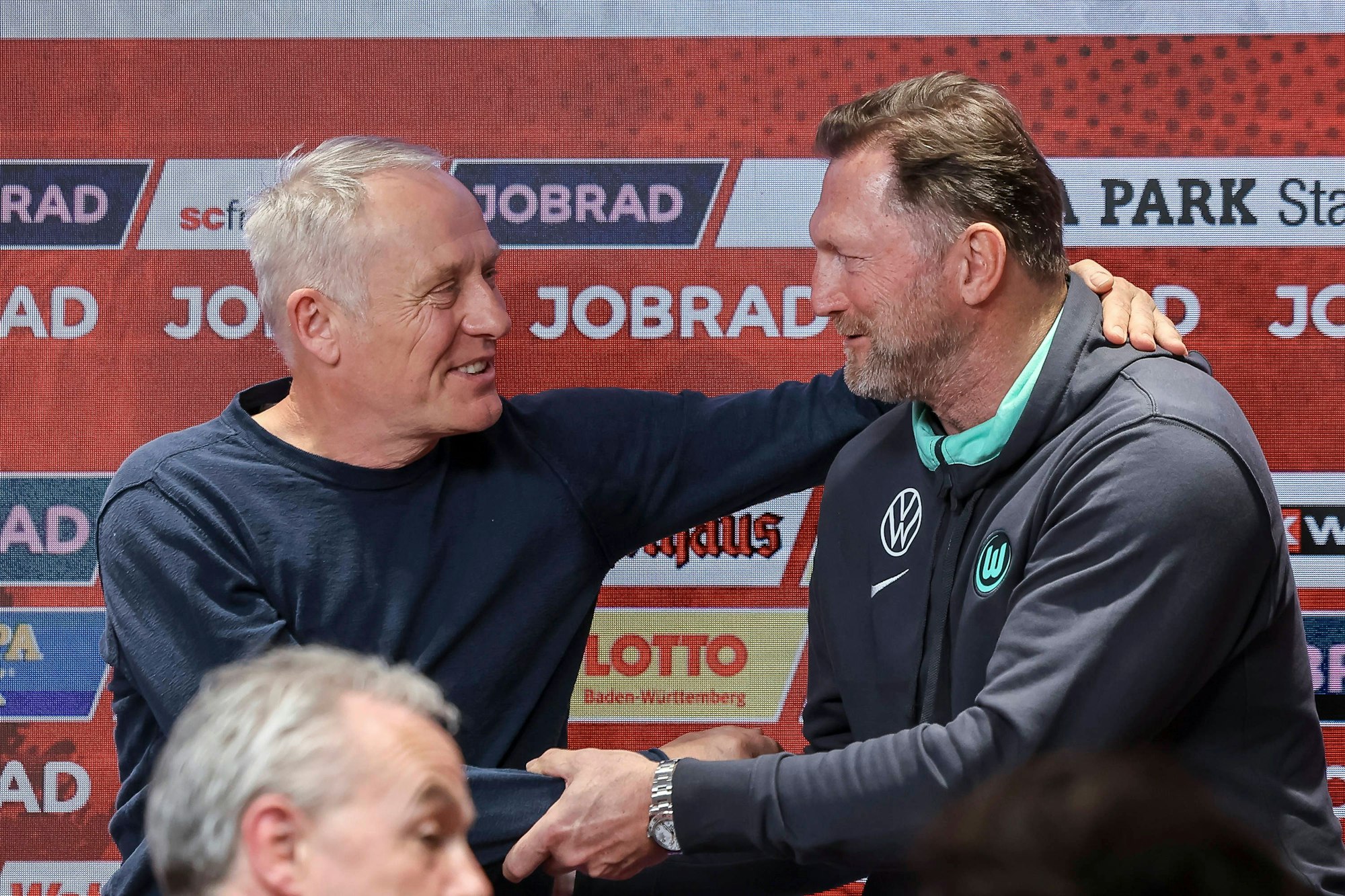 Christian Streich und Ralph Hasenhüttl klatschen sich ab.
