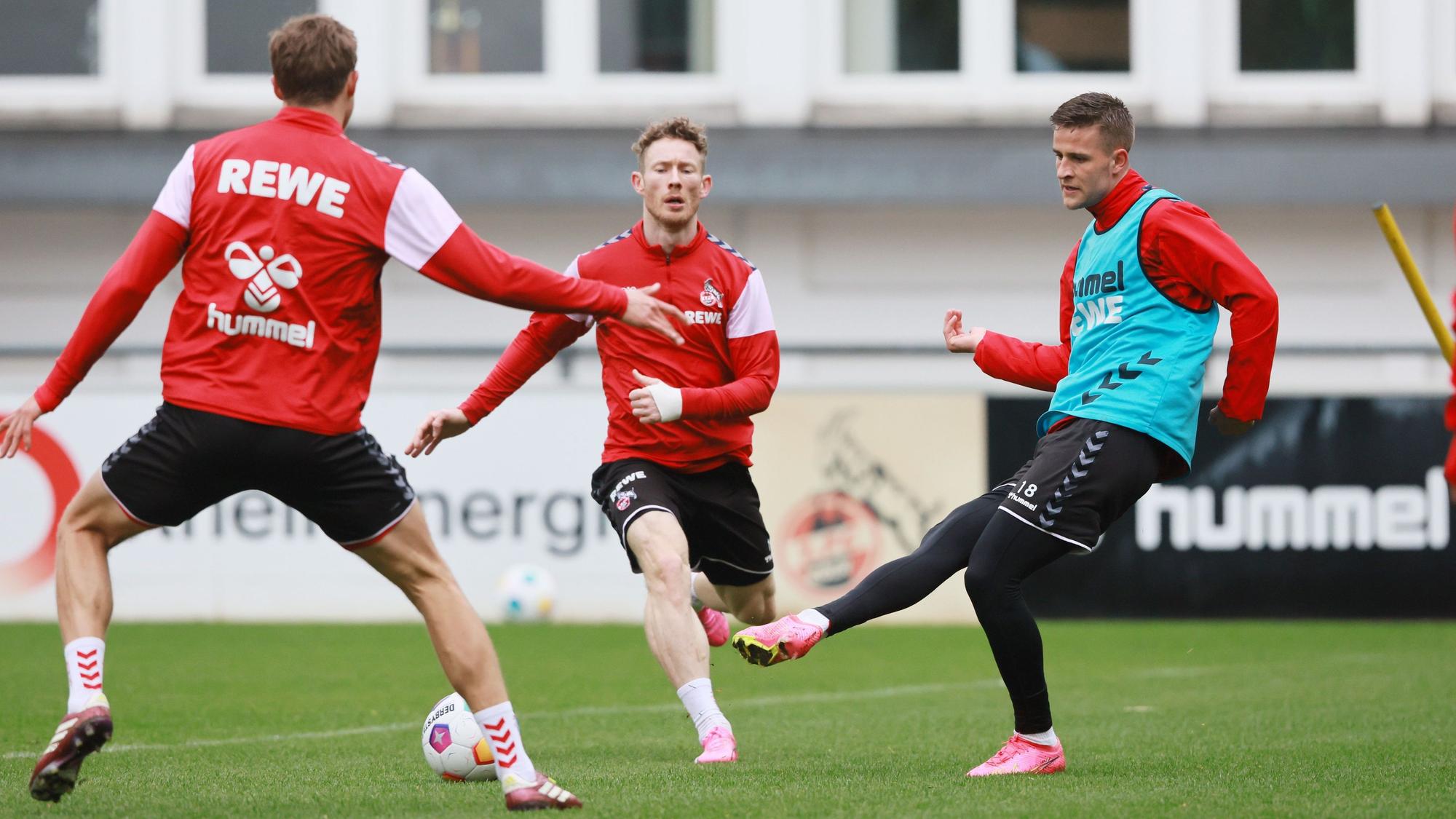 Rasmus Carstensen spielt im Training des 1. FC Köln einen Pass.