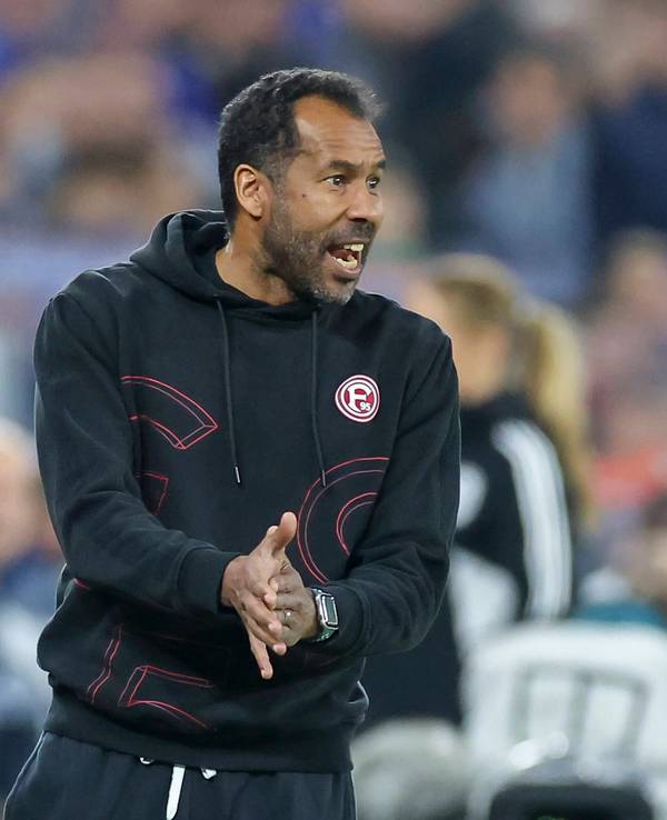Fortuna Düsseldorfs Trainer Daniel Thioune applaudiert seinem Team im Spiel beim FC Schalke 04 an der Seitenlinie.