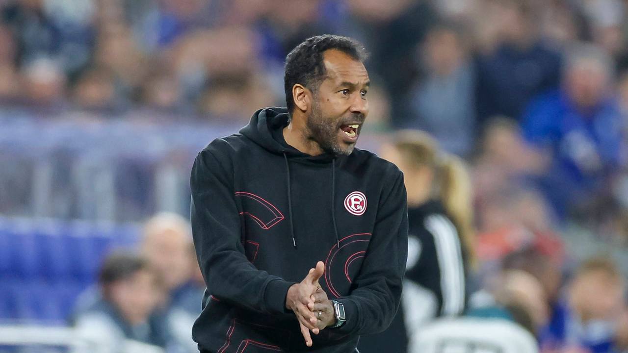 Fortuna Düsseldorfs Trainer Daniel Thioune applaudiert seinem Team im Spiel beim FC Schalke 04 an der Seitenlinie.