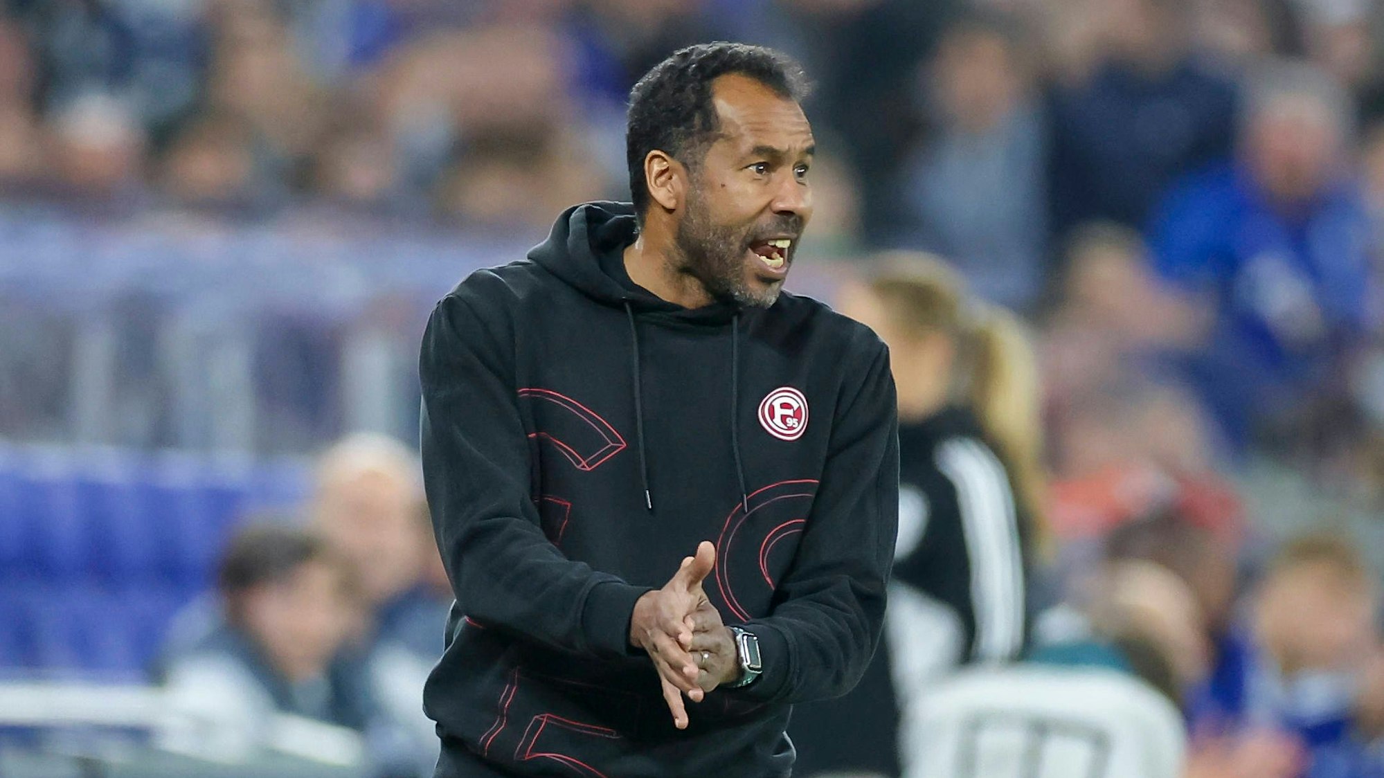 Fortuna Düsseldorfs Trainer Daniel Thioune applaudiert seinem Team im Spiel beim FC Schalke 04 an der Seitenlinie.