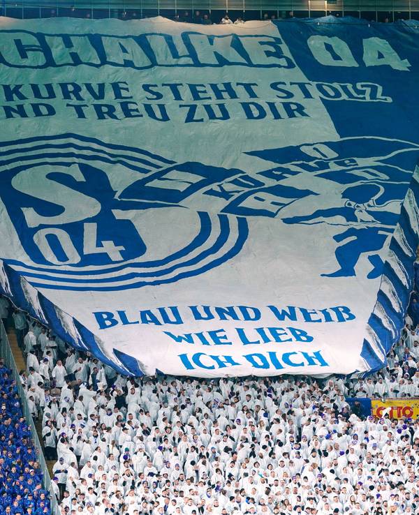 Schalkes Fans entrollen ein großes Transparent.