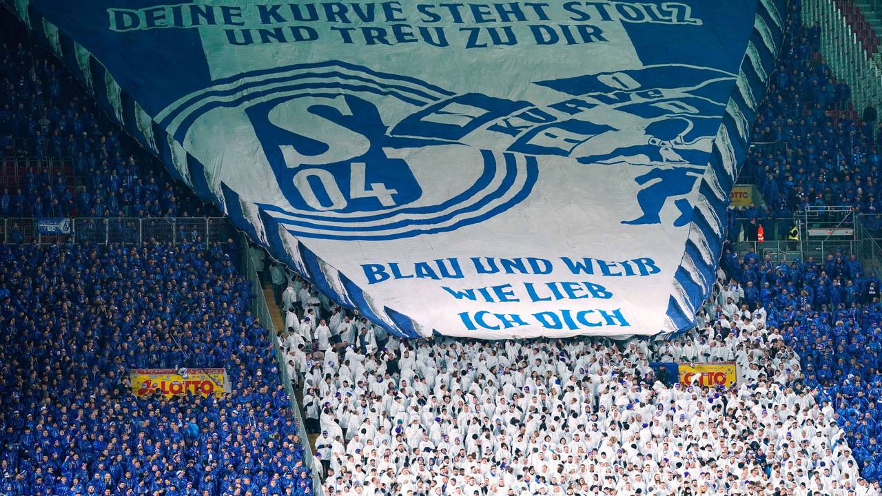 Schalkes Fans entrollen ein großes Transparent.