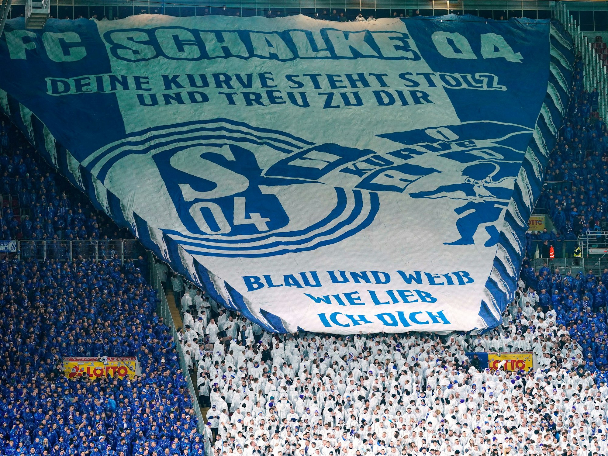 Schalkes Fans entrollen ein großes Transparent.