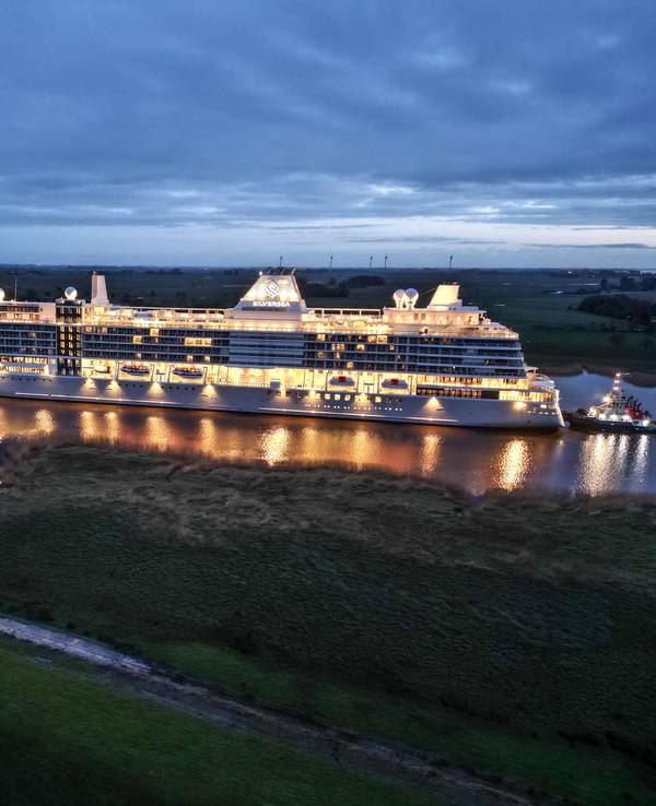 Der Luxusliner „Silver Ray“ bewegt sich auf der Ems vor Leer, hier im April 2024. (Symbolbild)