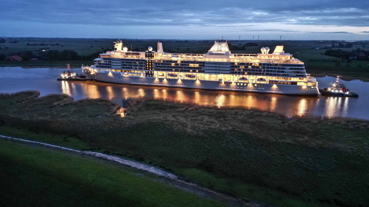 Der Luxusliner „Silver Ray“ bewegt sich auf der Ems vor Leer, hier im April 2024. (Symbolbild)