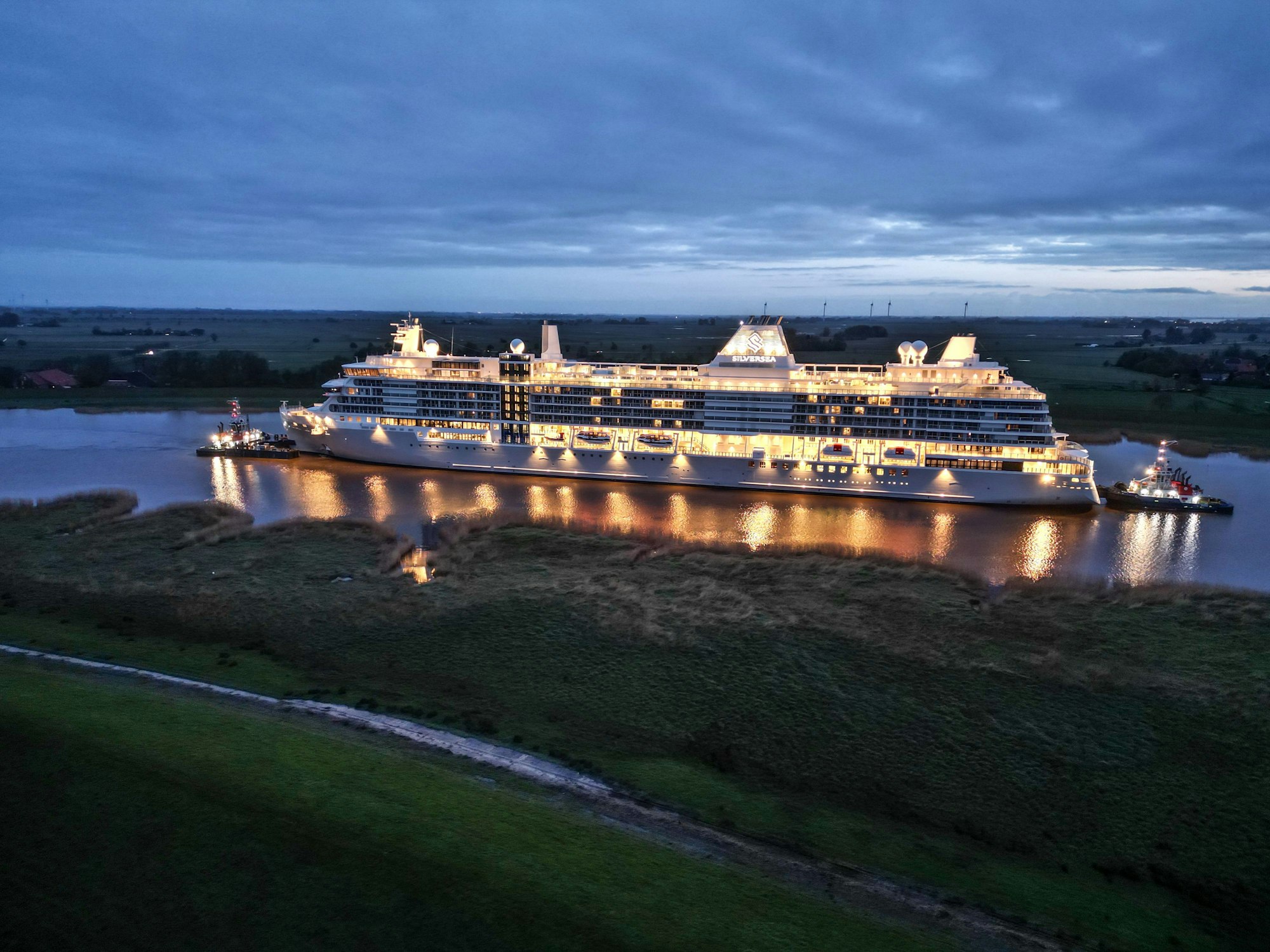 Der Luxusliner „Silver Ray“ bewegt sich auf der Ems vor Leer, hier im April 2024. (Symbolbild)