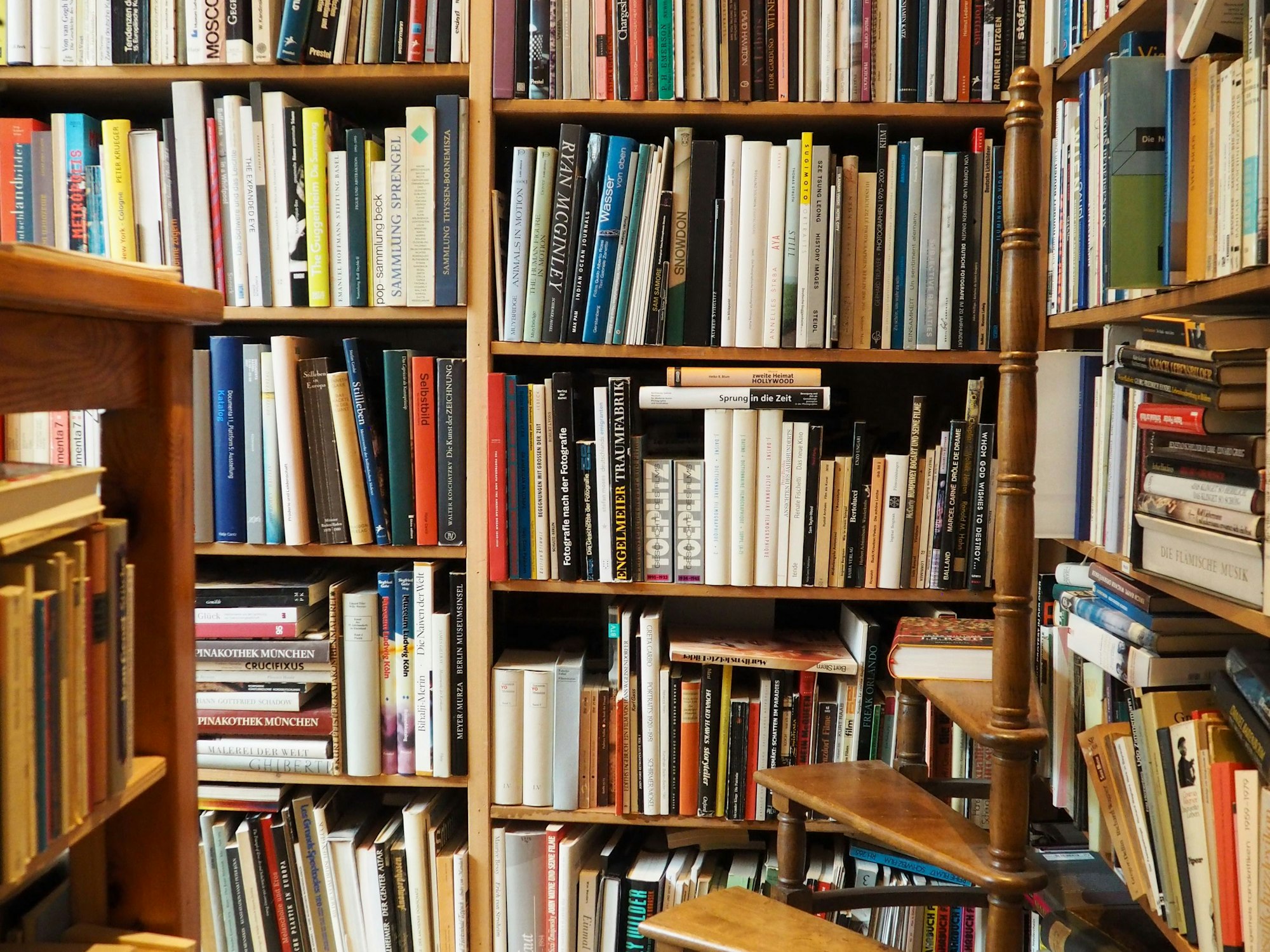 Ein Blick in die prallgefüllten Regale des Antiquariats von Klaus Willbrand.