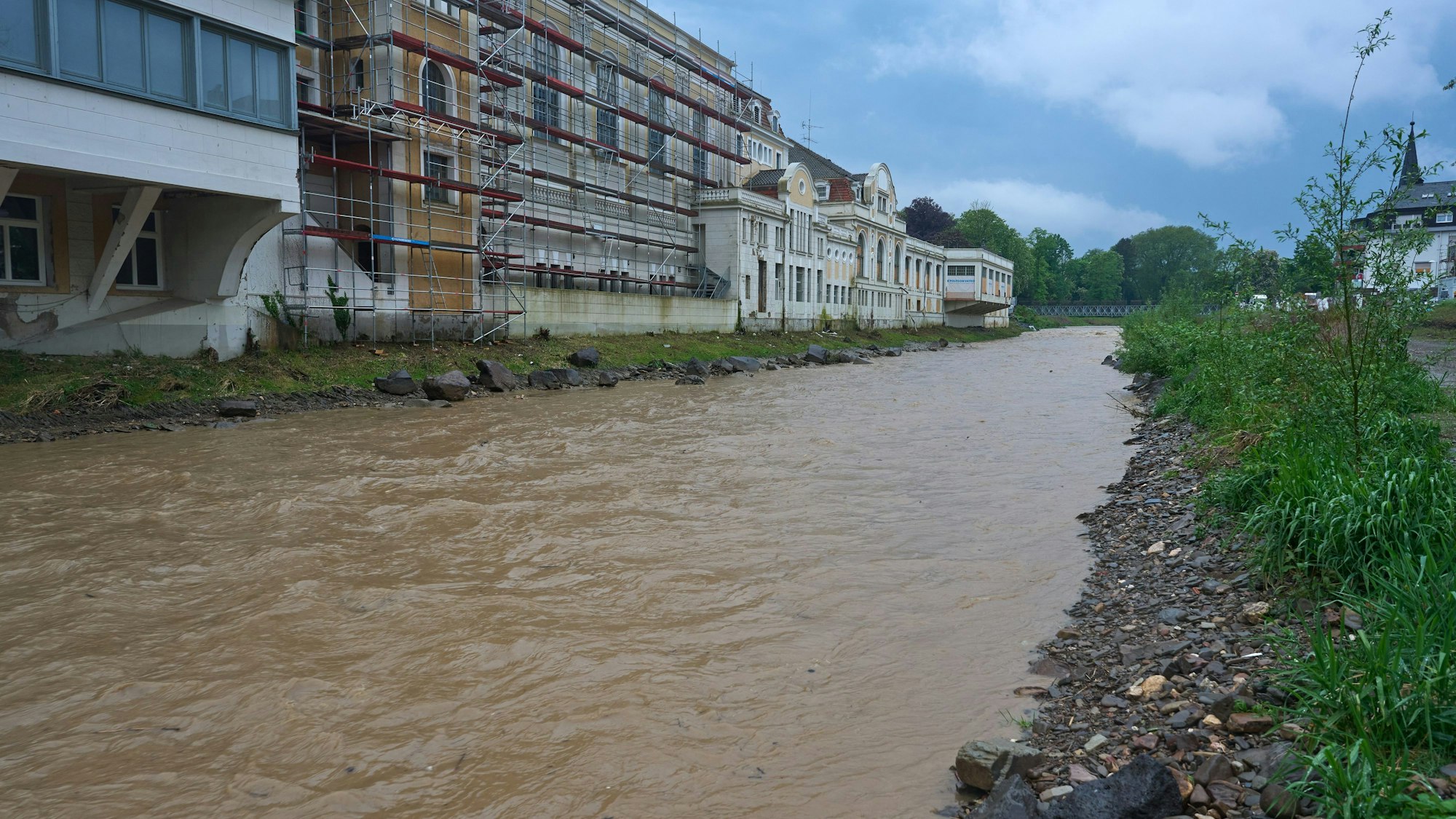Nach heftigen Regenfällen führt die Ahr nahe dem Kurhaus am 2. Mai leichtes Hochwasser. Es gab weder Verletzte noch Menschen-Rettungen.