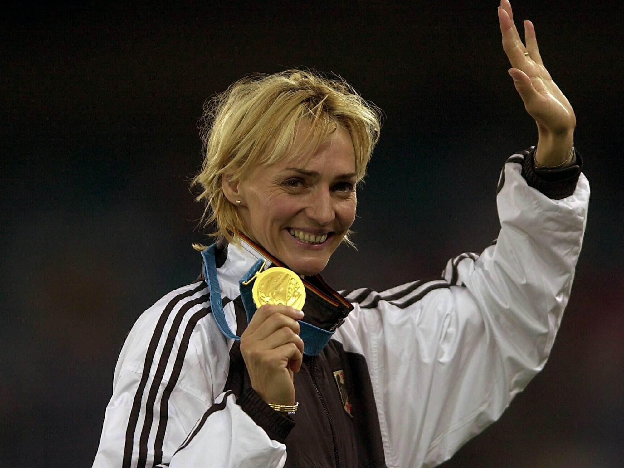 Heike Drechsler präsentiert stolz ihre Goldmedaille.