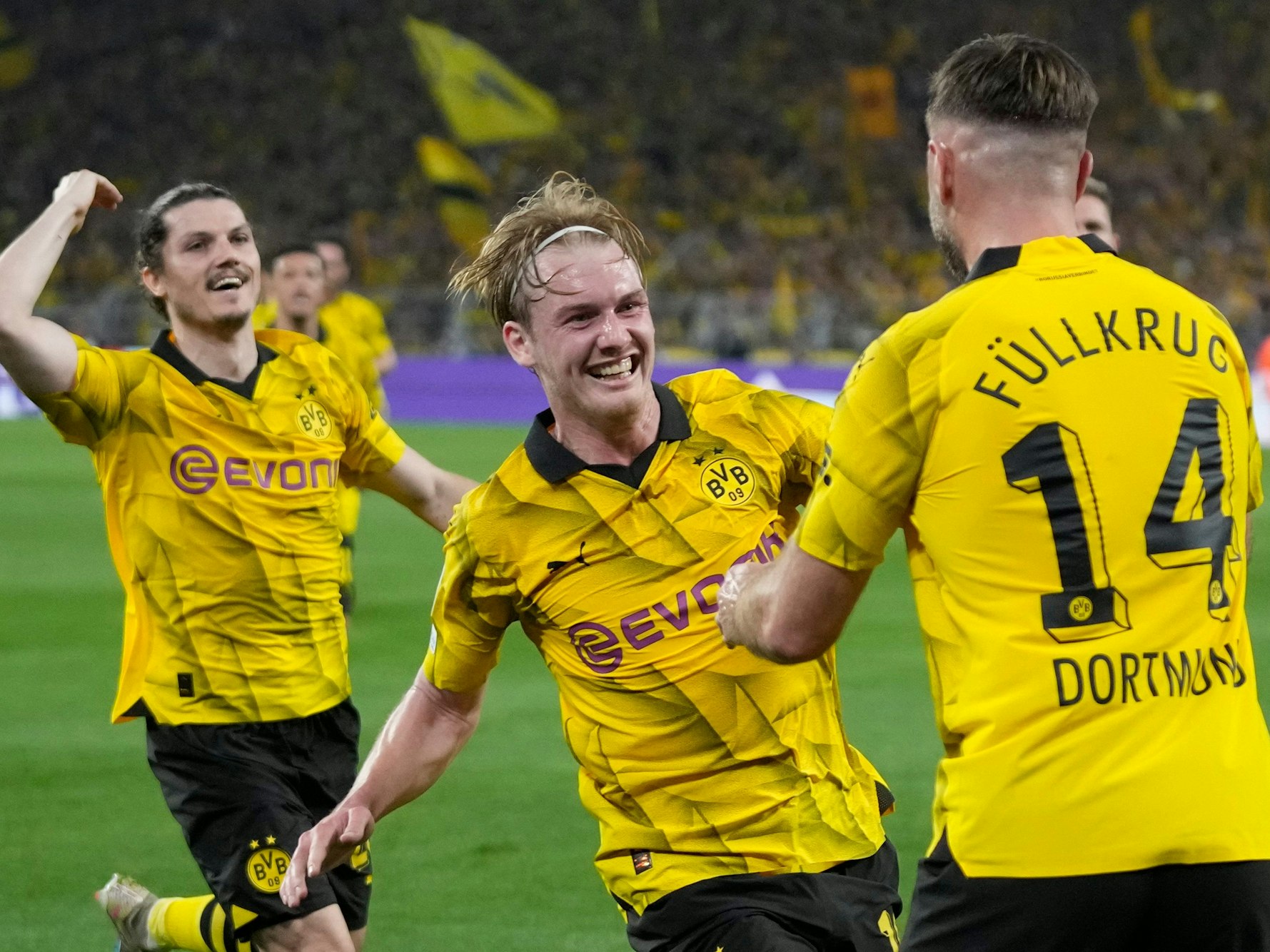Marcel Sabitzer (l.) und Julian Brandt (Mitte) freuen sich mit Niclas Füllkrug über dessen Treffer gegen Paris Saint-Germain am Mittwoch (1. Mai 2024).