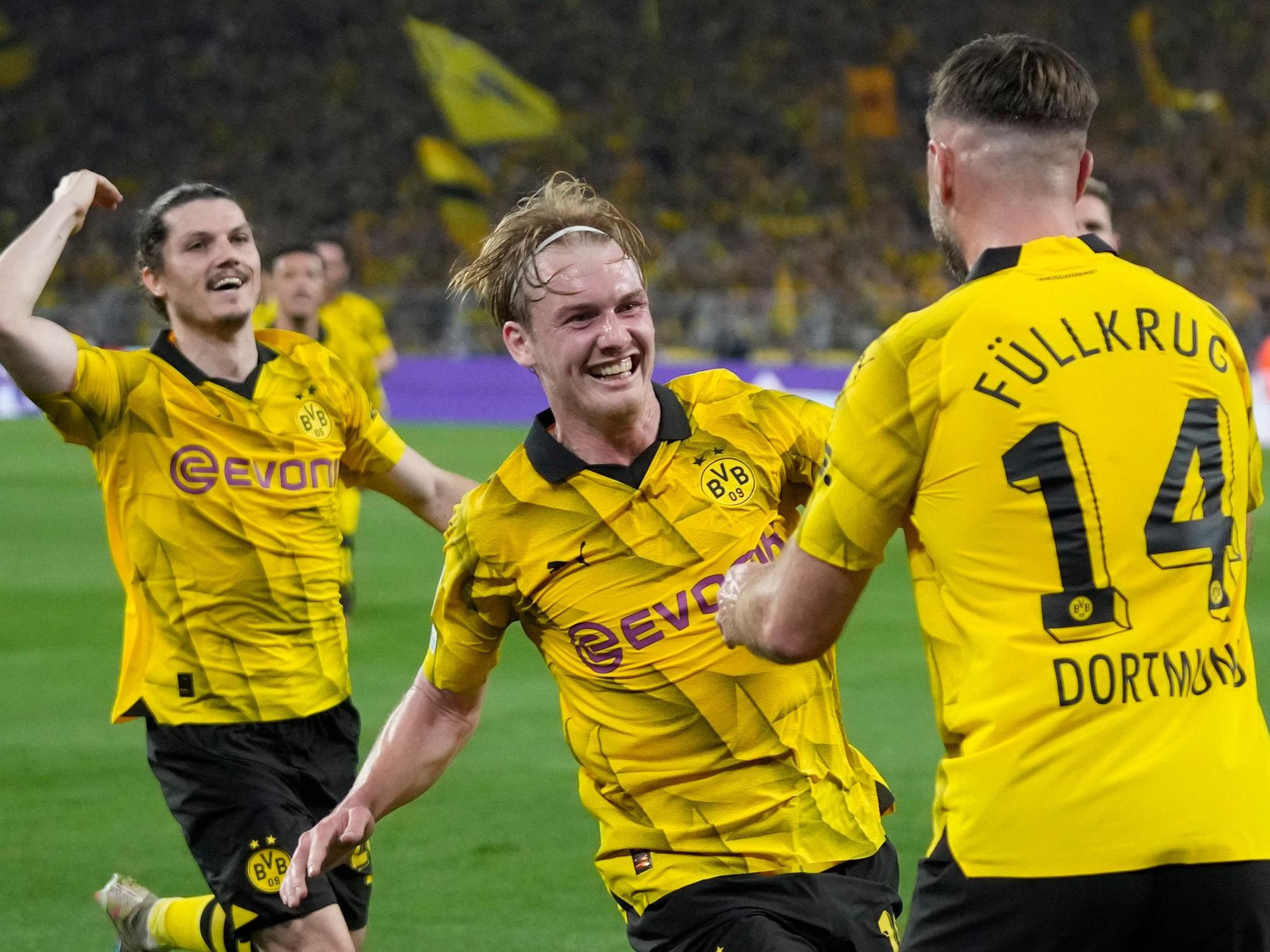 Marcel Sabitzer (l.) und Julian Brandt (Mitte) freuen sich mit Niclas Füllkrug über dessen Treffer gegen Paris Saint-Germain am Mittwoch (1. Mai 2024).