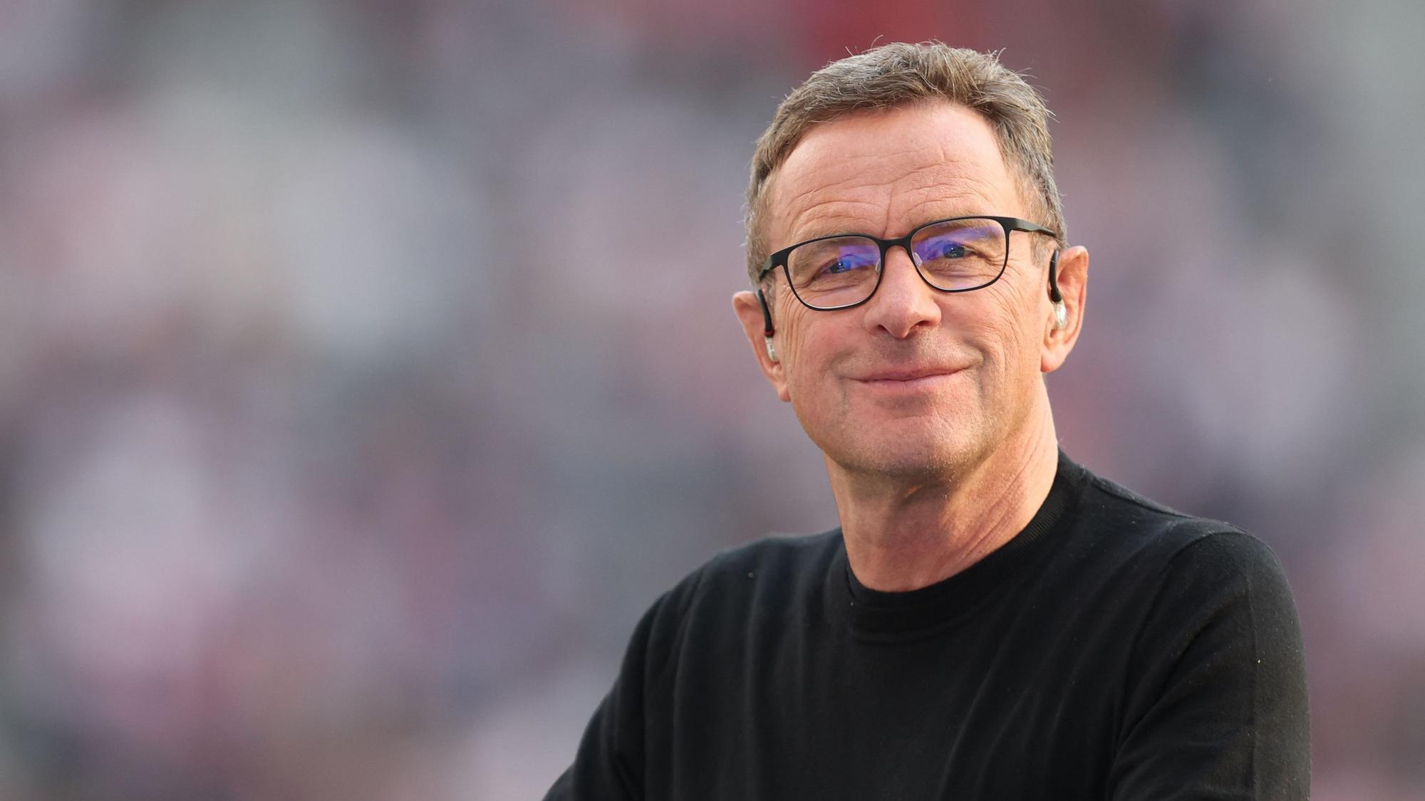 Ralf Rangnick lächelt bei einem TV-Interview.