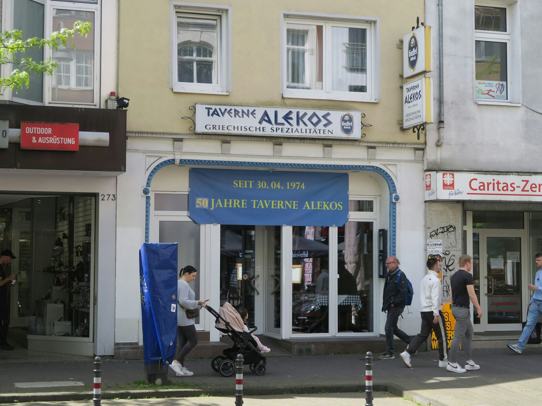 Menschen laufen an einem Imbiss vorbei.