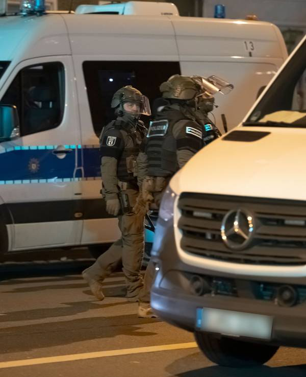 SEK-Beamte verlassen ein Grundstück im Stadtteil Friedrichshain.