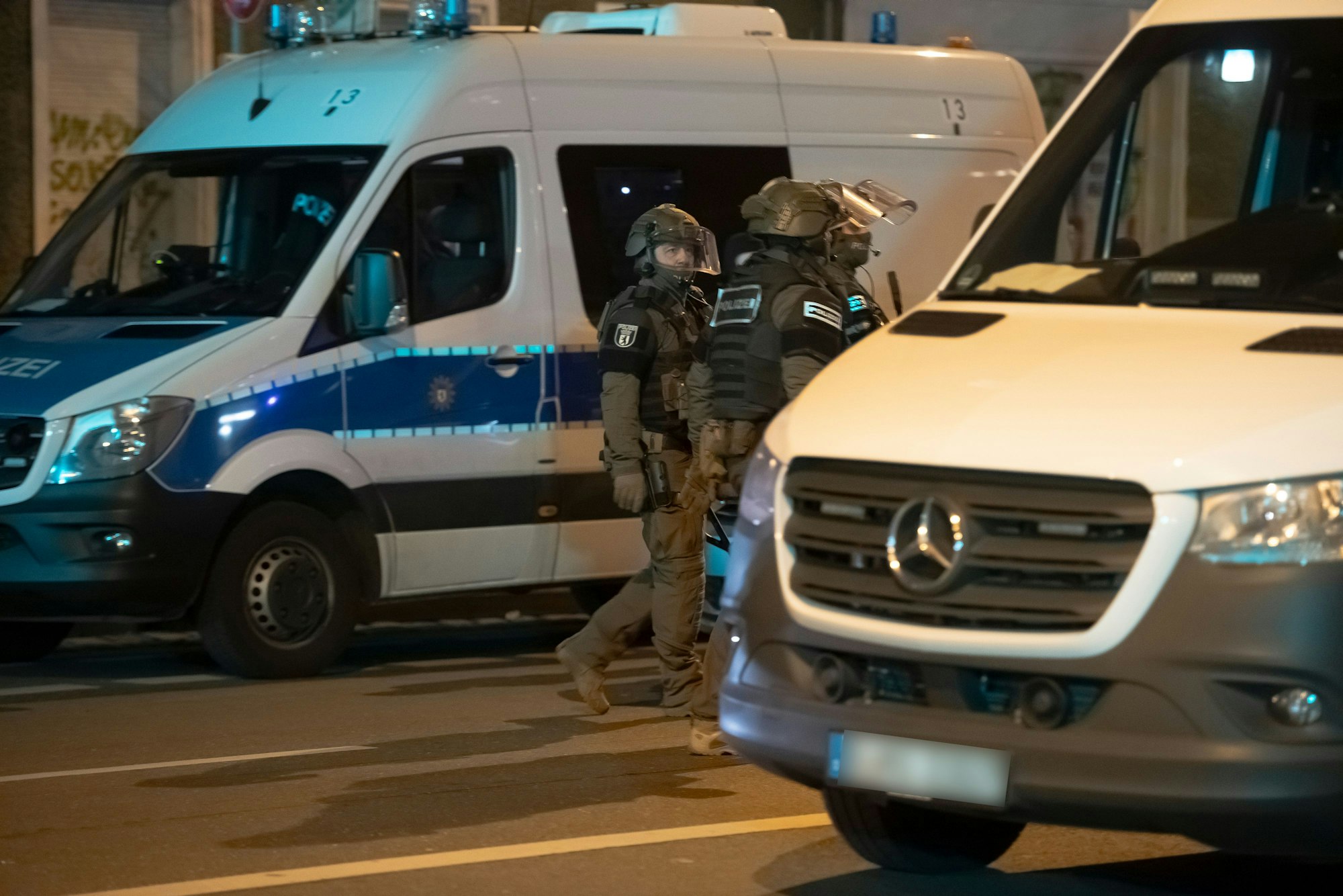 SEK-Beamte verlassen ein Grundstück im Stadtteil Friedrichshain.