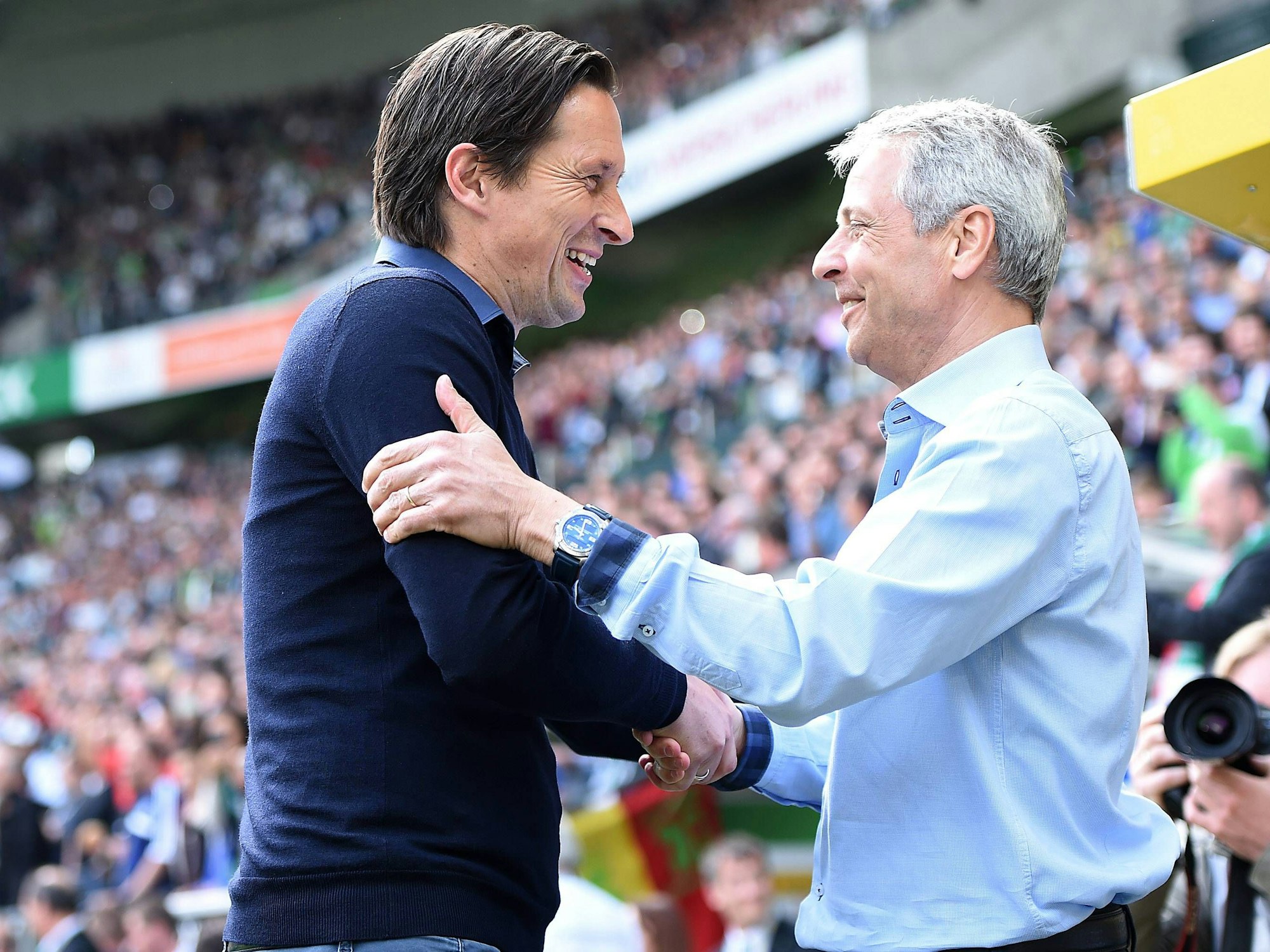 Roger Schmidt und Lucien Favre begrüßen sich.
