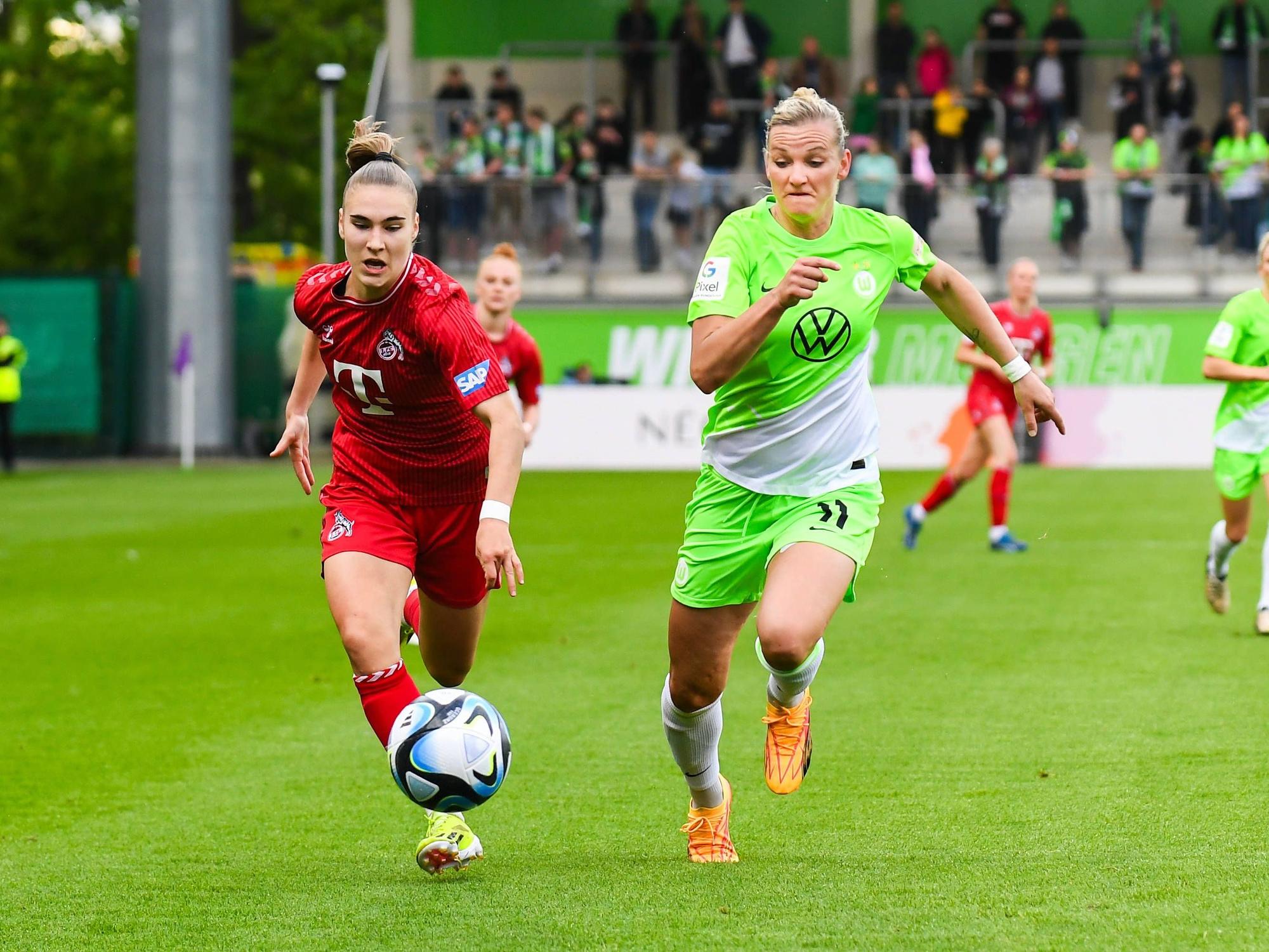 Alena Bienz im Laufduell mit Alexandra Popp