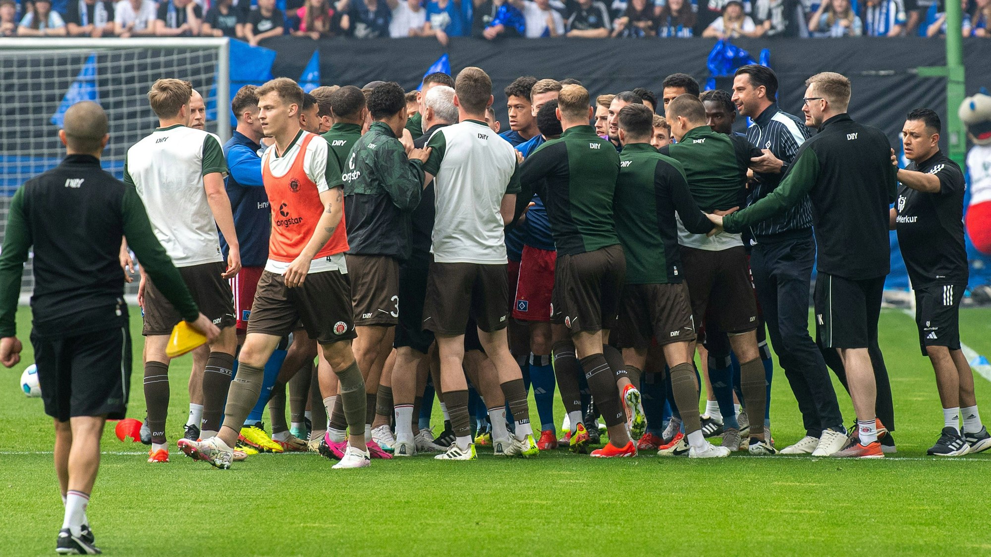 Beim Hamburg-Derby kam es am 3. Mai 2024 vor dem Spiel zu einer Rudelbildung.