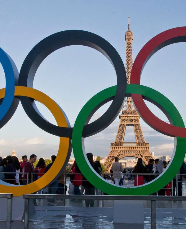 Die Olympischen Ringe vor dem Eifelturm in Paris.
