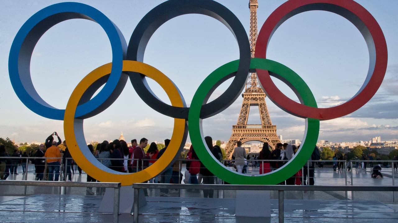 Die Olympischen Ringe vor dem Eifelturm in Paris.