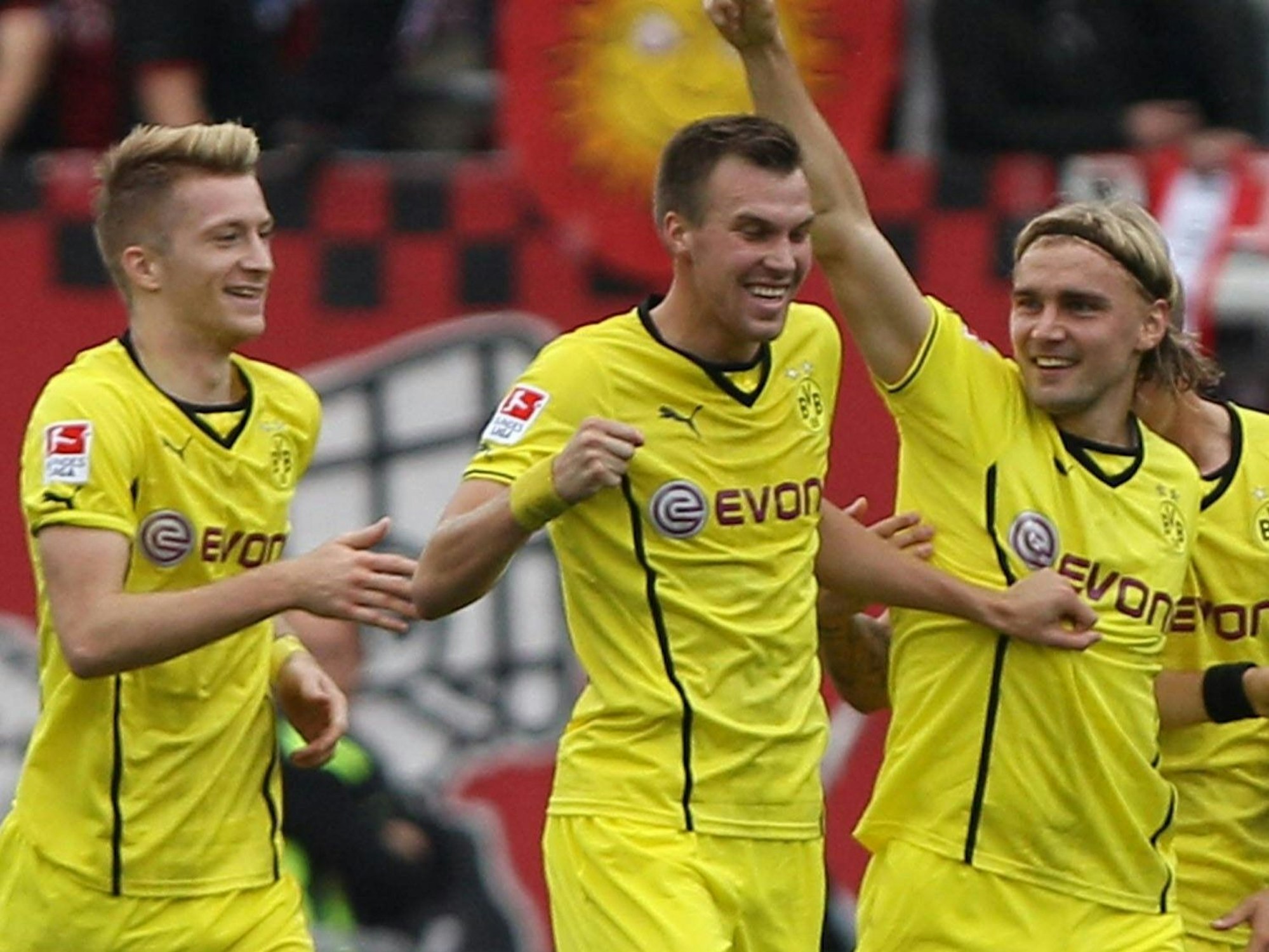 Marco Reus, Kevin Großkreutz und Marcel Schmelzer jubeln gemeinsam.