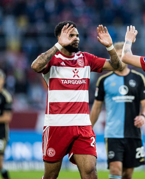 Die Düsseldorfer Spieler Jamil Siebert und Nicolas Gavory klatschen sich im Spiel gegen den 1. FC Nürnberg ab.
