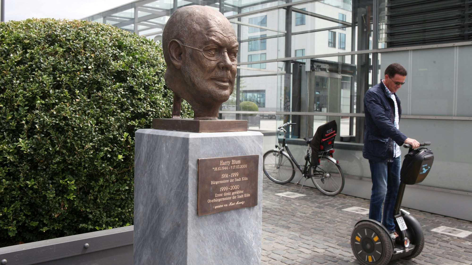 Die neu aufgestellte Harry-Blum-Büste auf dem Harry-Blum-Platz am Rheinauhafen.