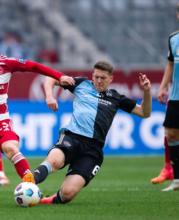 Fortuna Düsseldorfs Shinta Appelkamp und Nürnbergs Florian Flick kämpfen um den Ball.