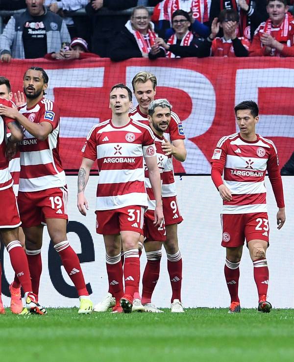 Die Spieler von Fortuna Düsseldorf jubeln im Spiel gegen den 1. FC Nürnberg.
