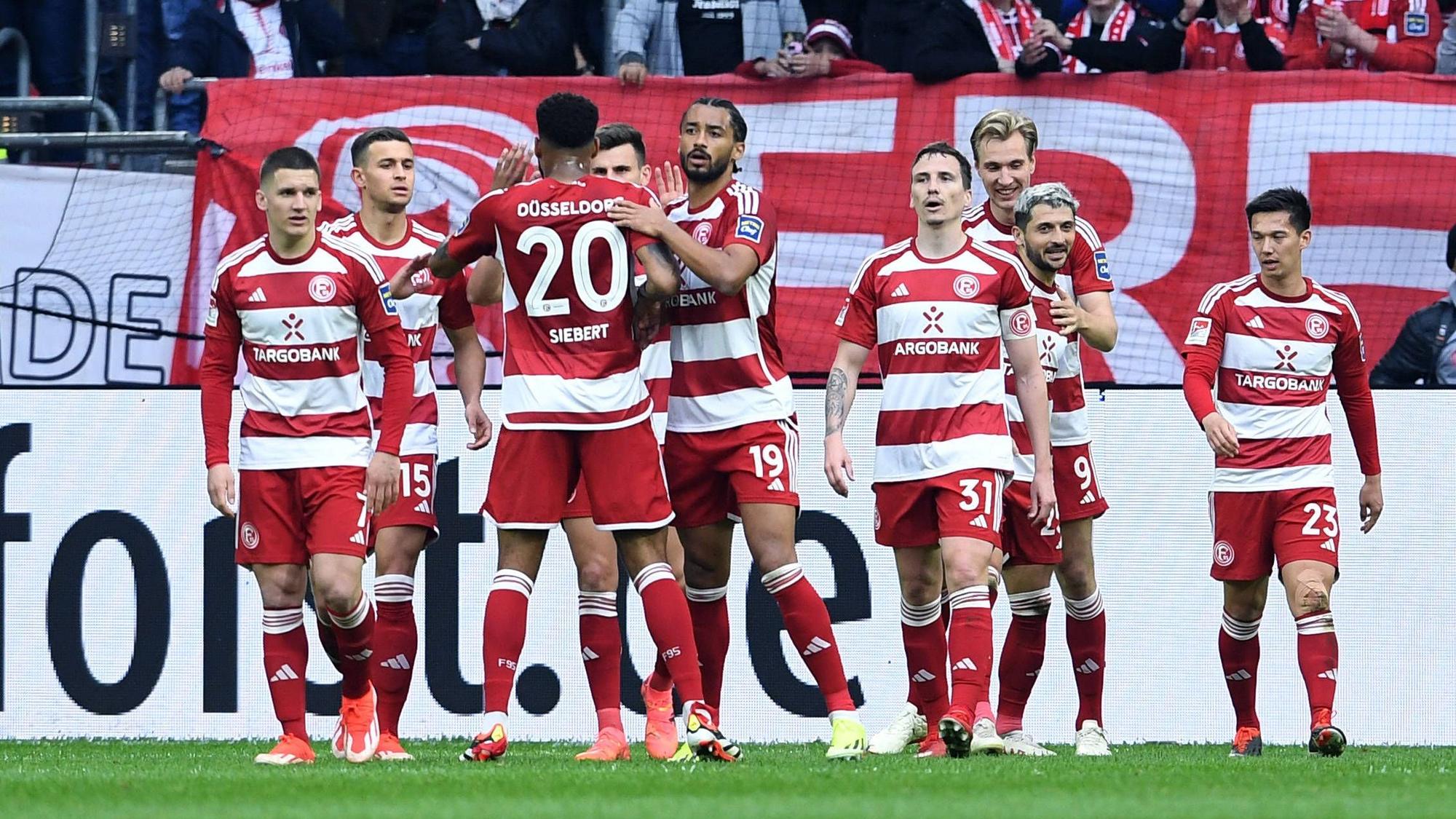Die Spieler von Fortuna Düsseldorf jubeln im Spiel gegen den 1. FC Nürnberg.