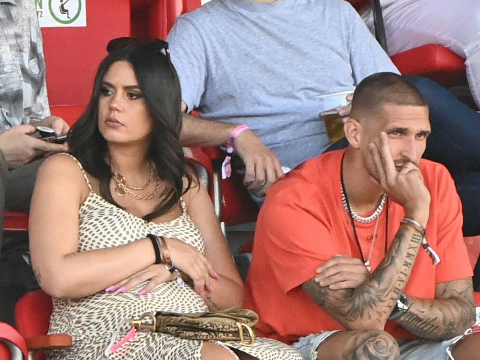 Alicia Andrich (l.) mit Mann Robert am 14. August 2021 auf der Tribüne.