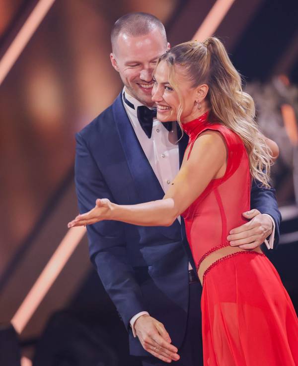 Lulu Lewe mit Ehemann Basti Scheibe, der sie bei „Let’s Dance“ am 3. Mai 2024 überraschte.