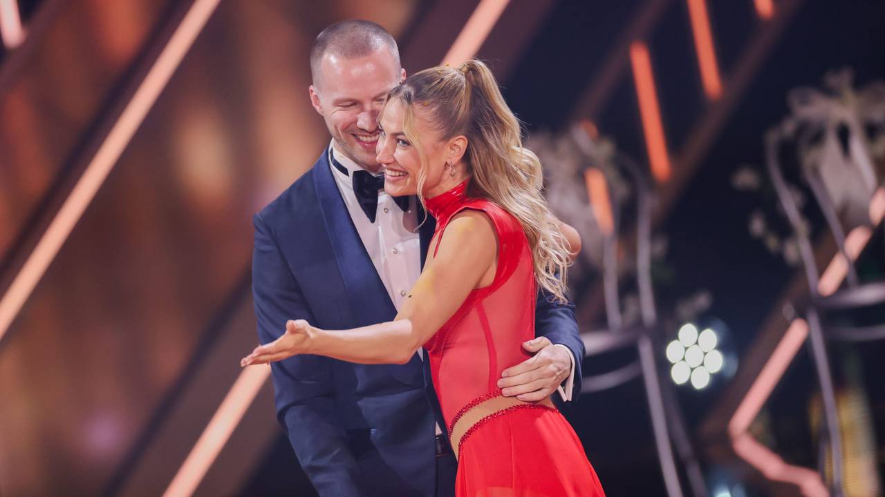 Lulu Lewe mit Ehemann Basti Scheibe, der sie bei „Let’s Dance“ am 3. Mai 2024 überraschte.