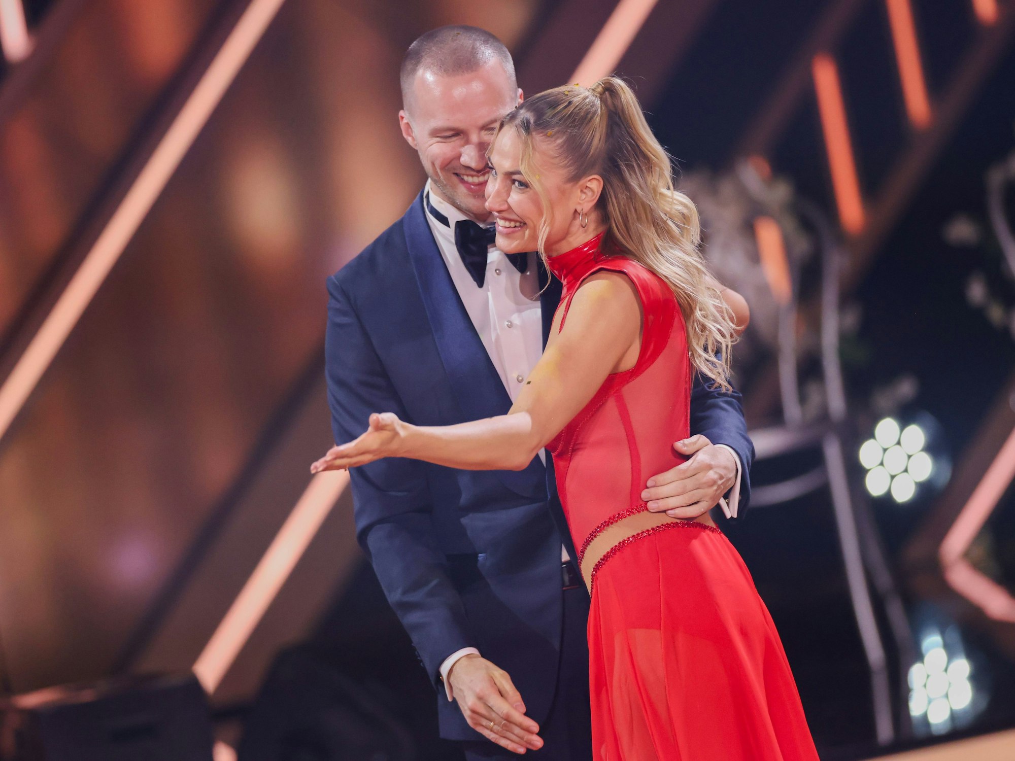 Überraschungsgast in Live-Show 9 am 3. Mai: Plötzlich steht Basti Scheibe, Ehemann von Kandidatin Lulu, auf dem Tanzparkett.