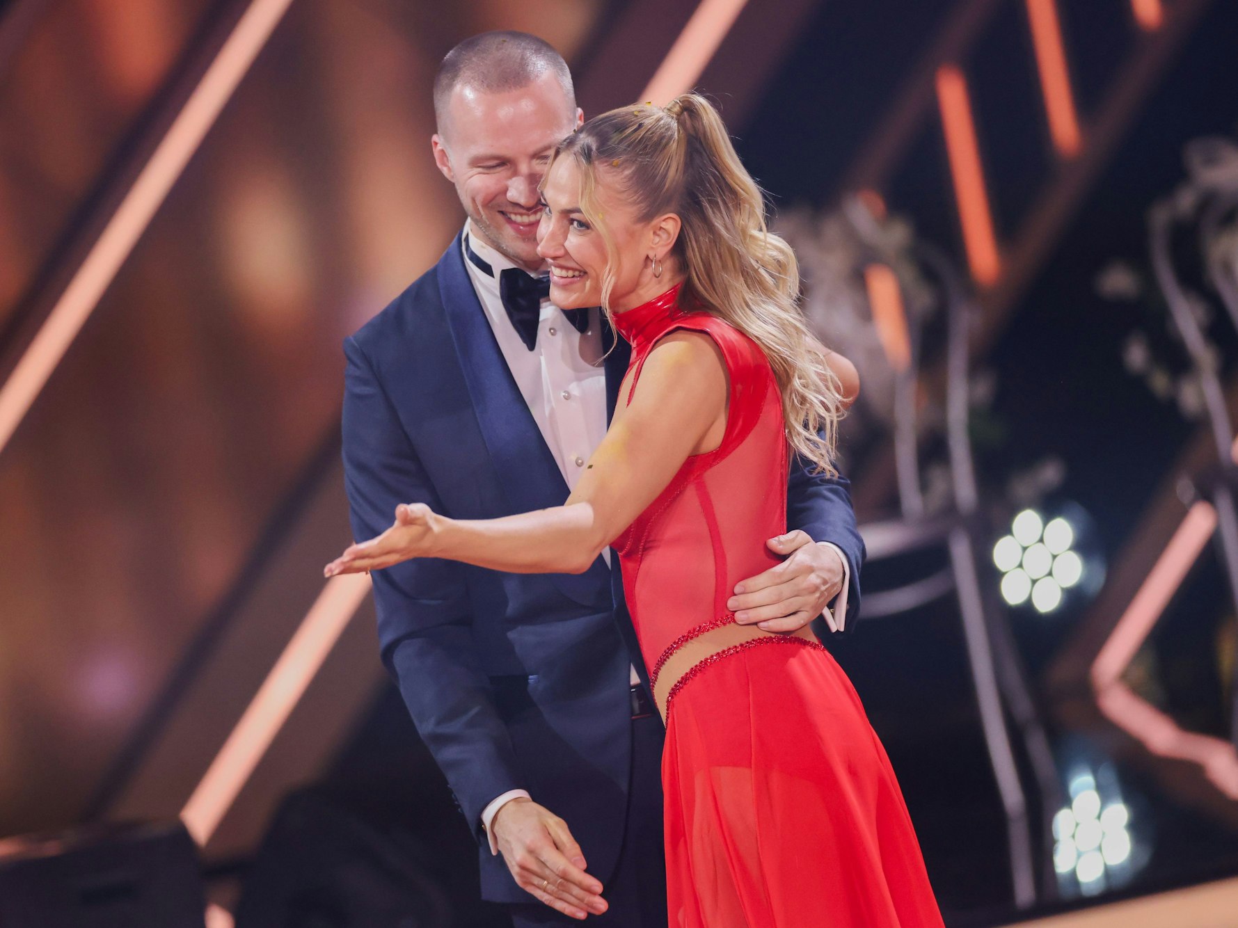 Lulu Lewe mit Ehemann Basti Scheibe, der sie bei „Let’s Dance“ am 3. Mai 2024 überraschte.